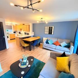 Stylish Townhouse in Rugby, sleeps up to 9!, hotel i Rugby