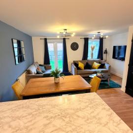 Stylish Townhouse in Rugby, sleeps up to 9!