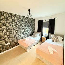 Stylish Townhouse in Rugby, sleeps up to 9!