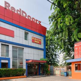 RedDoorz Plus @ Jalan Pemuda Jakarta, Hotel in Jakarta