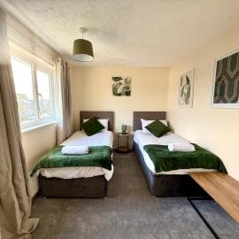 Queens Drive Long Stays Free Parking Sleeps 7