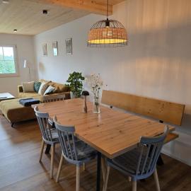FeWo2 großräumige FeWo in Riegel am Kaiserstuhl über 2 Etagen, Galerie, Balkon, хотел в Ригел