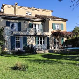 Vaste villa , piscine , garage pour vélos et motos , grand parking