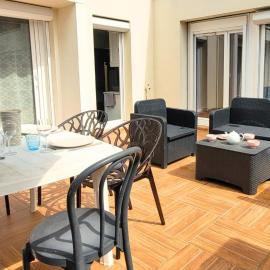 Grand appartement 4 chambres - grande terrasse - Cergy Centre, hotel din Cergy