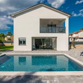 Villa LaLuna with heated pool, hotelli kohteessa Kornić