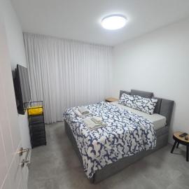 Квартира с современным ремонтом, hotel u gradu Naharija