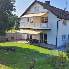 Ferienhaus Heiß, hotelli kohteessa Geltendorf