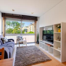 Modern Flat with Workspace in Foz by HostWise