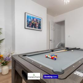 Modern 2BDR House By Prospergress Property Short Lets & Serviced Accommodation Coventry With Free Parking, Self-Check-In, Fast Wi-Fi, 3 Smart TVs and Near University Hospital, Coventry City Centre, Coventry University & Games and Pool Table