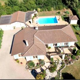 Villa atypique avec piscine 12x6 4 chambres pour 9 personnes proche Golf dans parc arbore