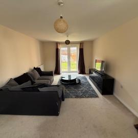4 Bedroom house Sleeps 8 - Free Parking - Garden, hotel in Aylesbury