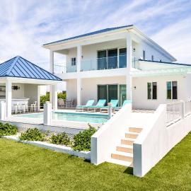 New Unique Villa Blue Top! 4 Bedroom Waterfront, hotel in Providenciales