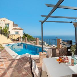 Villa Sol y Mar with heated pool and jacuzzi, hotel u gradu Salobrenja