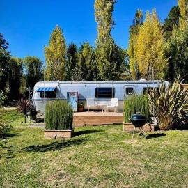 Peaceful Farm Airstream Camper Retreat - Hot Tub, hotel u gradu Eureka