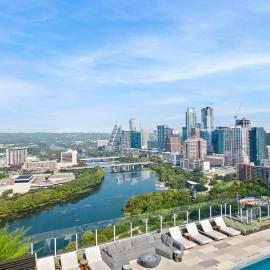 15th FL 1BR Condo - Heated Pool - Gym - Balcony - Bar, hotel in Austin