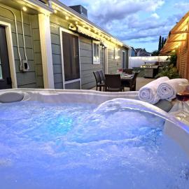 Hot Tub, Game Room, Kayaks, Boat Parking, Backyard, King, Fire Pit, Pets, WD