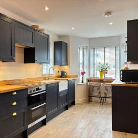 4BR - 3BA - Fast Wi-Fi - Free Parking - Garden - EV Point