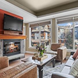 Mountain View Escape Sleeps 6 with Hot Tub and Pool、キャンモアのホテル