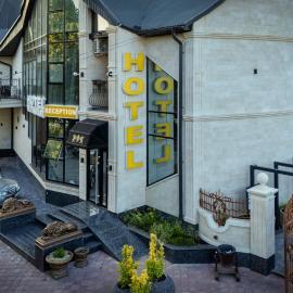 SV Hotel, Restaurant & Airport Parking, khách sạn ở Todireşti