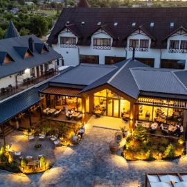 SV Hotel, Restaurant & Airport Parking, hotel in Todireşti