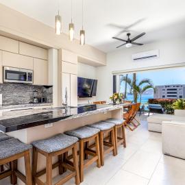 Beachfront luxury Condo w Pool