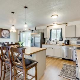 Ozark Getaway Near Roaring River & Fishing, хотел в Cassville