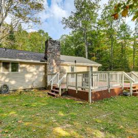 5 MI to Otter Lake: Home w/ Fire Pit & Yard, Hotel in Elcho