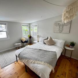 Carleton Place में, होटल NookSide Nest Upstairs 2bedroom Suite King, Queen Kitchenette, Parking