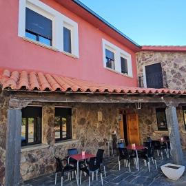 Hostal Las Cavenes Del Cabaco, hotel i El Cabaco