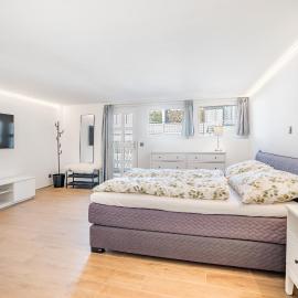 Renoviertes Studio oberhalb Visp mit Balkon und Bergblick，菲斯普的飯店