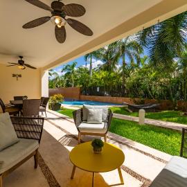 Spacious Apartment with Terrace, Pool and Beach Access, hotelli kohteessa Puerto Aventuras