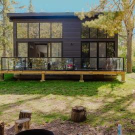 3-bedroom Lakefront Villa #6, хотел в Lakefield