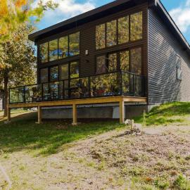 3-bedroom Lakefront Villa #3, хотел в Lakefield
