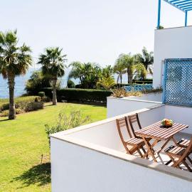 Beachfront Mediterranean Escape 3bd Sea View Apartment, hotel v destinácii Pendakomo