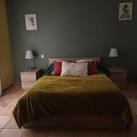 Chambre spacieuse avec bureau et balcon