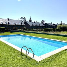 Marmota, Ático en Llívia, jardín comunitario con piscina y pista de tenis, хотел в Ливия