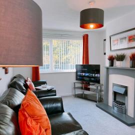Modern 3-bed house with parking - Chorley Near M61