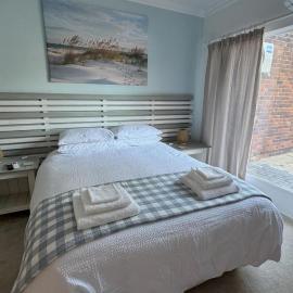 Cottage - Sleeps 4 - Pet friendly - Pool - Parking