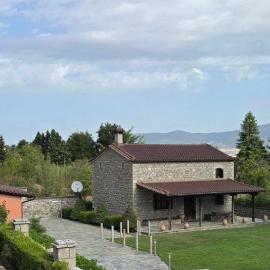 Panos Stone House, готель у місті Lílaia