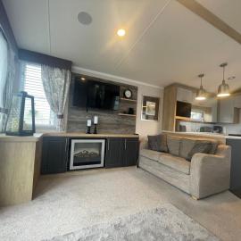 Beautiful caravan at Kent coast with wrap around decking and free WiFi sleeps 6, hotel in Allhallows