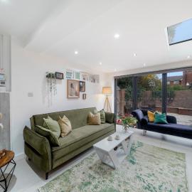 Stylish 4BR House with Garden and Free Parking in Ealing, hotel in Brentford