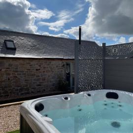 Distillers Cottage, Peaceful rural retreat in Lanarkshire, onsite craft distillery, hot tub, bbq hut, central for exploring Scotland