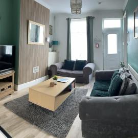 Selston House, 3 bedroom cosy cottage Home for up to 6 Guests, Cul-de-sac on Private road