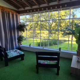 Studio Rosanos vue sur lac、Saint-Vauryのホテル