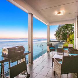 Waterfront Haven with Spectacular View in Bainbridge, хотел в Rollingbay