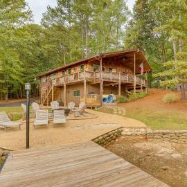 Beautiful Lakefront Home with Plenty of Space!, hotel in Jacksons Gap