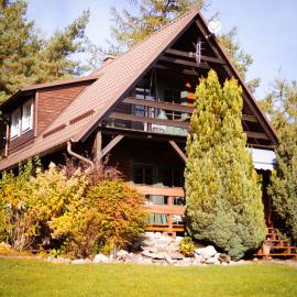 Dom Zielarki na Kaszubach - widok na jezioro, sauna, balia, hotel v destinaci Żuromino