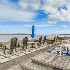 Beachfront Whidbey Island Home + Apartment!, Hotel in Langley