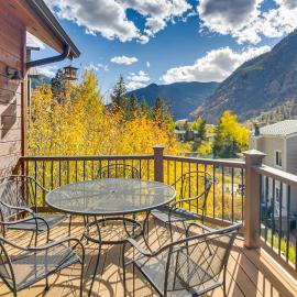 Mtn-View Cabin w/ Private Hot Tub in Georgetown!, hotel u gradu Džordžtaun