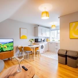 Galway City Townhouse with Balcony - Sleeps 6, Hotel in Galway